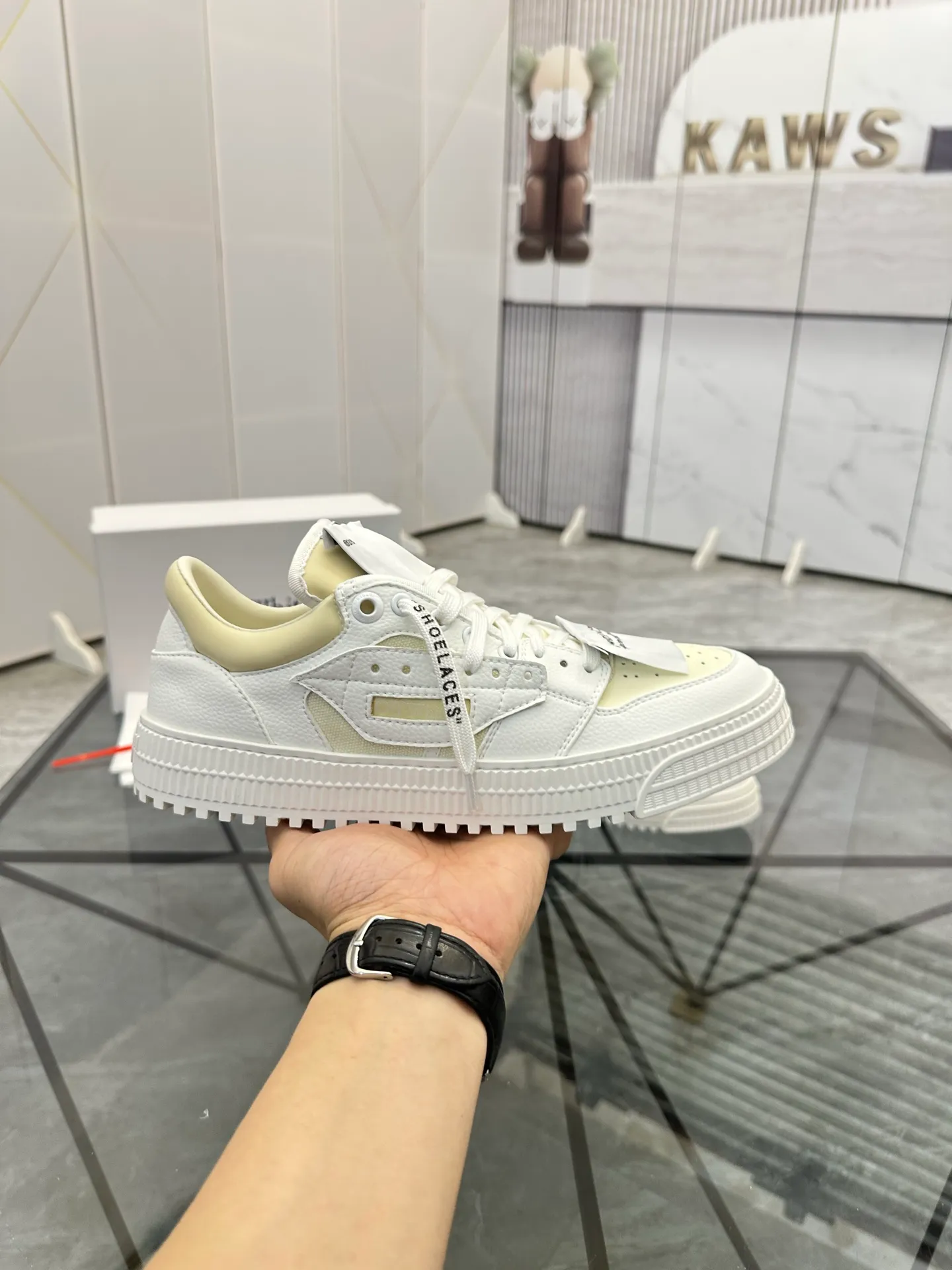 Selling men's shoes 💰: 💰P500¥ High-end top quality Product trademark: OFF WHITE *"OFF WHITE*" low-top casual shoes Regular size: 35-45 (can be customized to 46) Couple style Product materials: Upper imported first-layer cowhide stitched with original fabric, genuine leather lining, original outsole. No.: H203